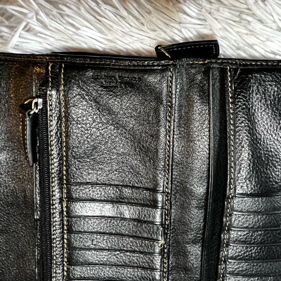 Danier genuine leather wallet - Picture 5 of 8